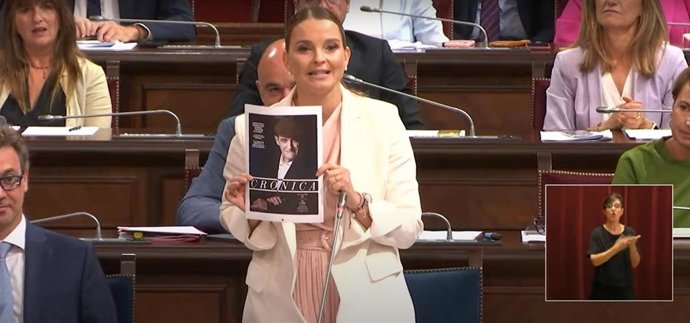 La presidenta del Govern, Marga Prohens, muestra una portada con la foto de Josu Ternera en el Parlament.