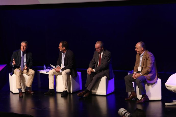 El presidente de la Diputación, Francisco Salado, y el alcalde de Málaga, Francisco de la Torre, han intervenido en la inauguración del foro Sun&Tech.