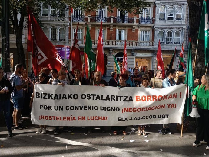 Concentración de ELA, LAB, CCOO y UGT de Hostelería Bizkaia ante la sede patronal en Bilbao