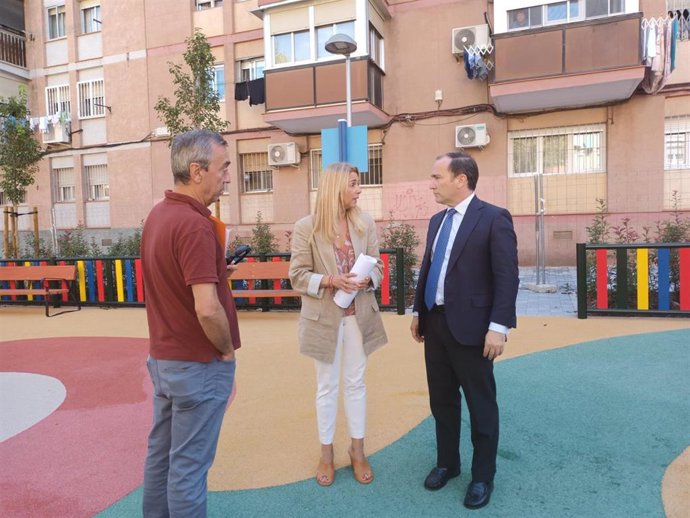 El delegado de Urbanismo, Medio Ambiente y Movilidad, Borja Carabante, acompañado por la concejala-presidenta de Ciudad Lineal, visita una zona interbloque de La Elipa