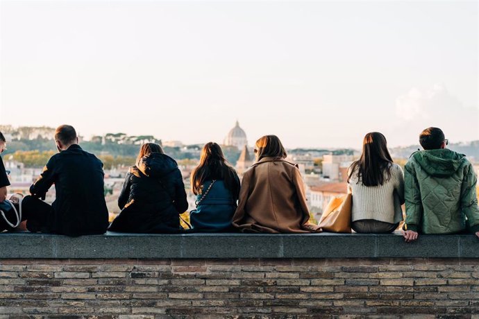 Los jóvenes españoles reservan a última hora y viajan principalmente a Europa, según Kiwi