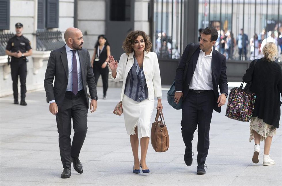 La vicesecretaria general del PSOE y ministra de Hacienda en funciones, María Jesús Montero, a su llegada a la primera sesión del debate de investidura del líder del PP, en el Congreso de los Diputados, a 26 de septiembre de 2023, en Madrid (España). 