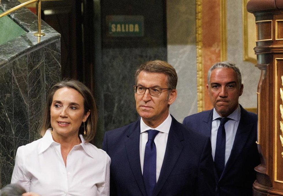 (I-D) La secretaria General del Partido Popular, Cuca Gamrra; el líder del PP y candidato a la Presidencia del Gobierno, Alberto Núñez Feijóo, y el coordinador General del Partido Popular, Elías Bendodo,