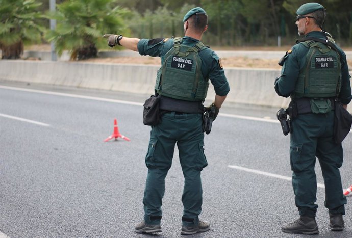 Archivo - Dos agentes de del grupo de Acción Rápida (GAR) de la Guardia Civil.