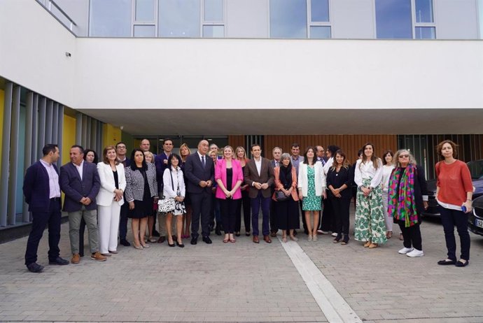 Foto de 'familia' de la consejera del ramo, Isabel Blanco, y representantes de diputaciones y ayuntamientos de más de 20.000 habitantes.
