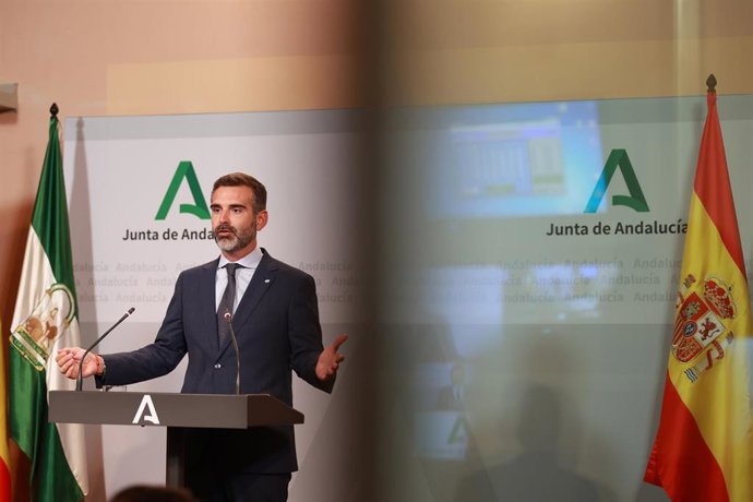 El consejero de Sostenibilidad, Medio Ambiente y Economía Azul de la Junta de Andalucía y portavoz del gobierno, Ramón Fernández-Pacheco, en la rueda de prensa tras el Consejo de Gobierno andaluz en el Palacio de San Telmo. A 26 de septiembre de 2023, e