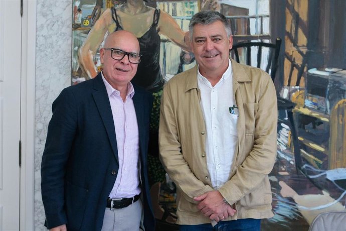 El vicepresidente de la Diputación de A Coruña y responsable del área de Turismo, Xosé Regueira, y el alcalde de Carnota, Juan Manuel Saborido, han firmado un convenio para la financiación del proyecto piloto 'Galicia Remota'