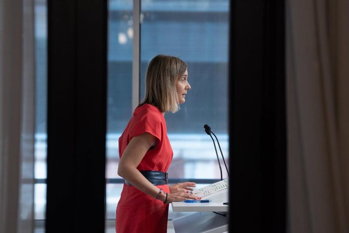 La presidenta de los comuns en el Parlament, Jéssica Albiach, en rueda de prensa.