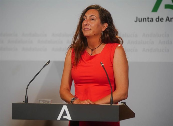 Archivo - La consejera andaluza de Inclusión Social, Juventud, Familias e Igualdad, Loles López, en una foto de archivo en rueda de prensa tras el Consejo de Gobierno.