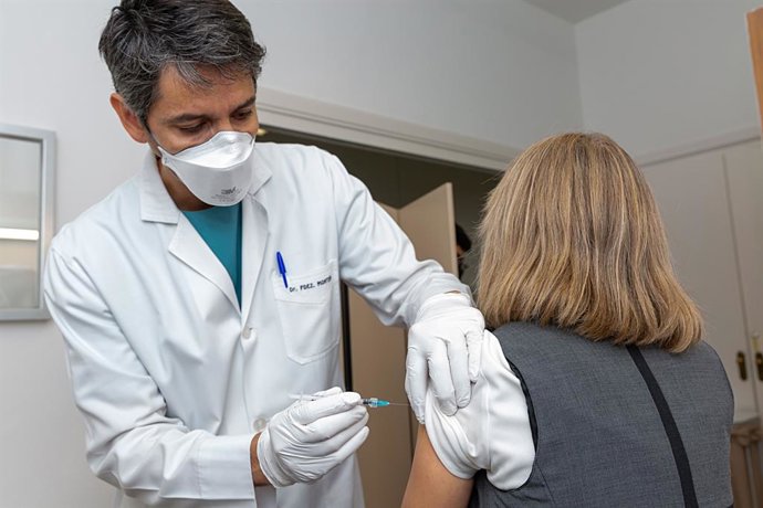 Archivo - El doctor Alejandro Fernández Montero, especialista de Medicina del Trabajo de la Clínica Universidad de Navarra, durante la campaña de vacunación contra la COVID-19.