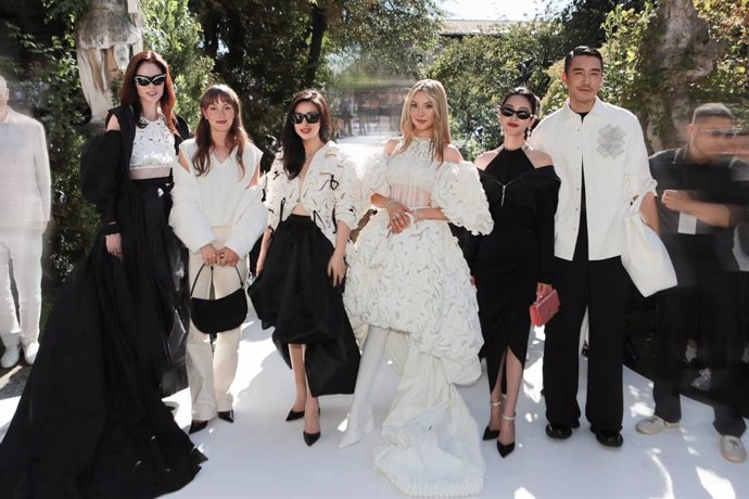Coco Rocha, Leighton Meester, Zhuzhu, Eileen Gu, Ora Yang and Hubing attend the Bosideng SS24 runway show in Milan, Photo: Bosideng