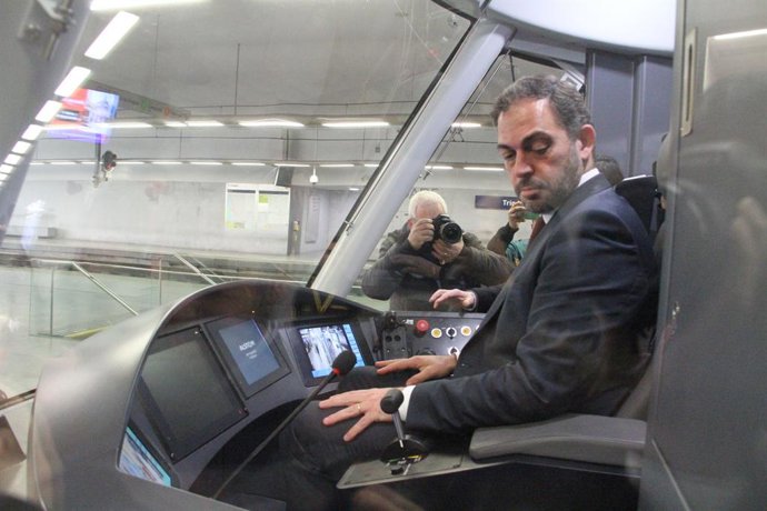 Archivo - PORTO, Feb. 12, 2023  -- Portuguese Minister of Environment and Climate Action Duarte Cordeiro sits in the driver's cab of a China-made metro train inside the Trindade Metro Station at the center of Porto, Portugal, Feb. 11, 2023. First of the