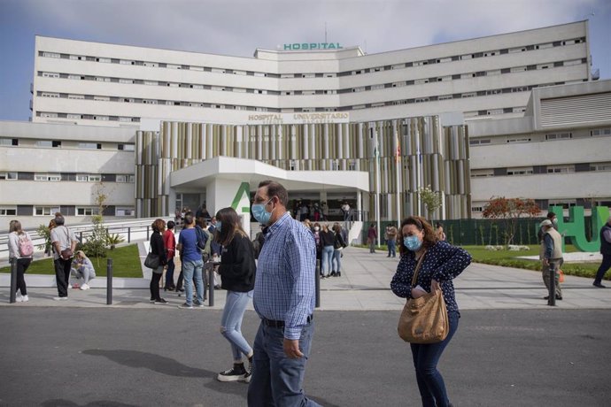 Archivo - Imagen de archivo de la fachada del Hospital Universitario Virgen Macarena de Sevilla.