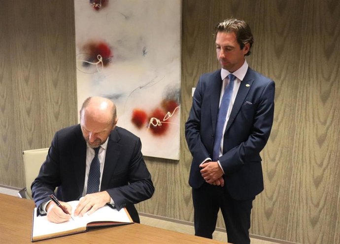 El presidente de la Junta General, Juan Cofiño, y el síndico mayor, Roberto Fernández Llera.