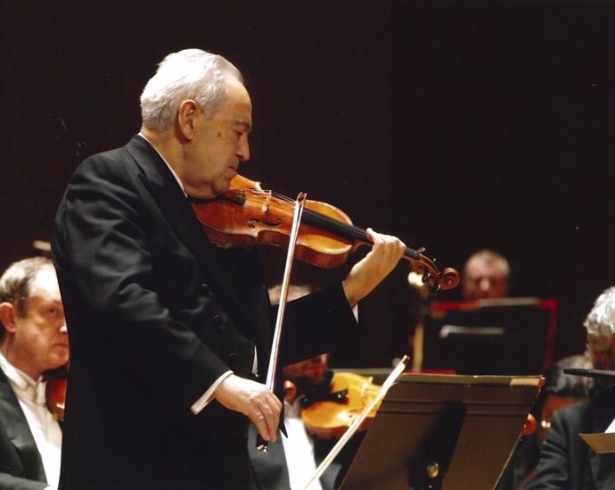 El violinista Félix Ayo durante una actuación con la BOS