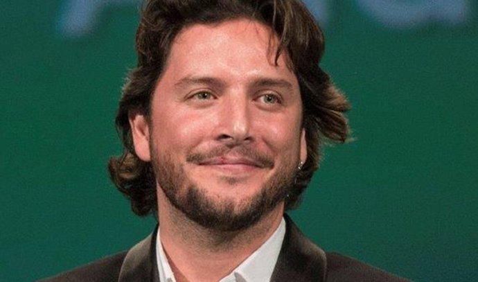 El cantante onubense Manuel Carrasco, premio Andalucía del Turismo 2023 en la categoría de 'Embajador'