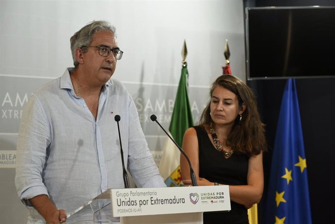 Los coordinadores regionales de IU, Joaquín Macías, y Podemos, Irene de Miguel, en la Asamblea de Extremadura.
