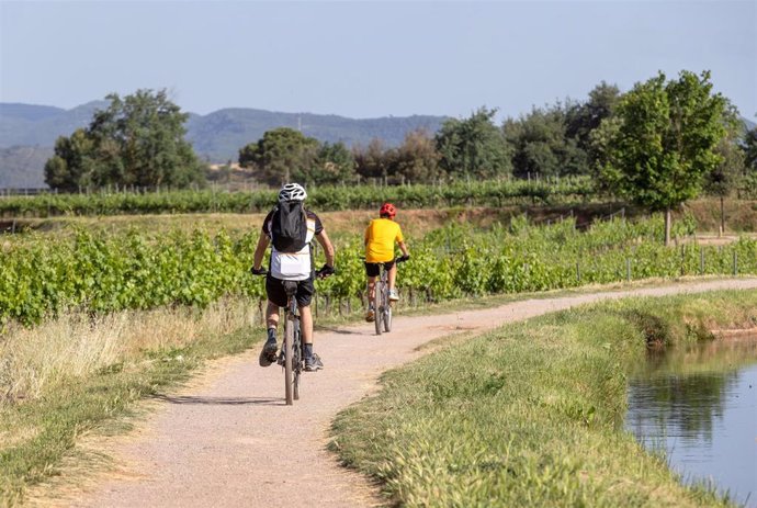Dos ciclistas visitan la provincia de Barcelona.