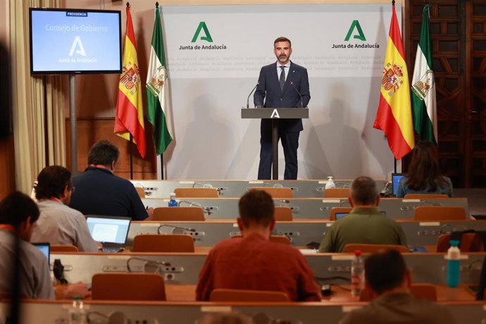 El consejero de Sostenibilidad, Medio Ambiente y Economía Azul de la Junta de Andalucía y portavoz del gobierno, Ramón Fernández-Pacheco, en la rueda de prensa tras el Consejo de Gobierno andaluz en el Palacio de San Telmo. A 26 de septiembre de 2023, e