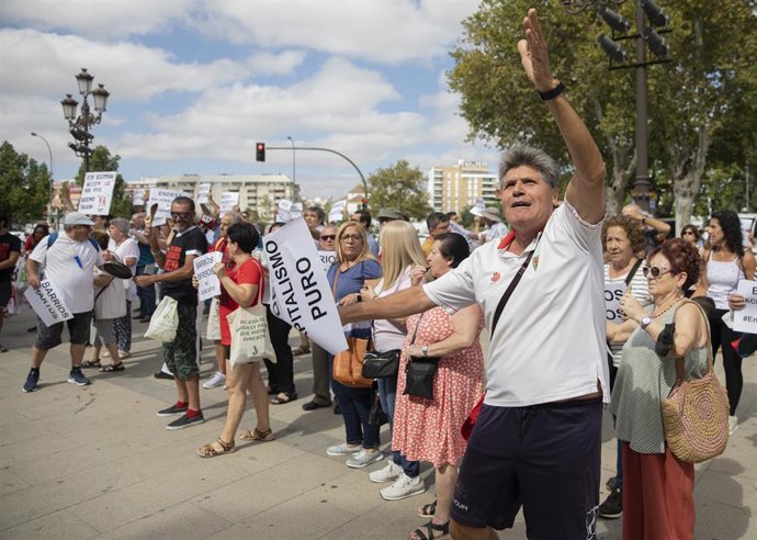 Archivo - Imagen de archivo de una protesta organizada por la plataforma Barrios Hartos en Sevilla.