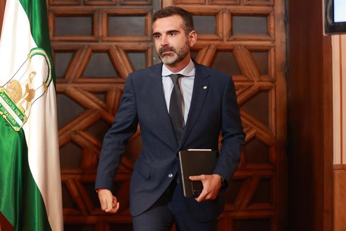 El consejero de Sostenibilidad, Medio Ambiente y Economía Azul de la Junta de Andalucía y portavoz del gobierno, Ramón Fernández-Pacheco, a su llegada para la rueda de prensa tras el Consejo de Gobierno andaluz en el Palacio de San Telmo. A 26 de septie