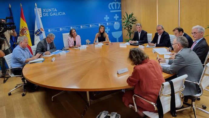 La conselleira de Infraestruturas e Mobilidade, Ethel Vázquez, se reúne con representantes del sector del transporte de viajeros por carretera
