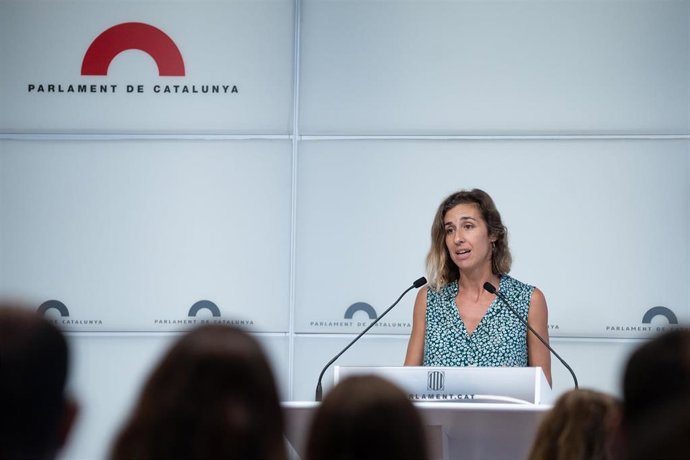 La diputada de la CUP Laia Estrada en una rueda de prensa en el Parlament