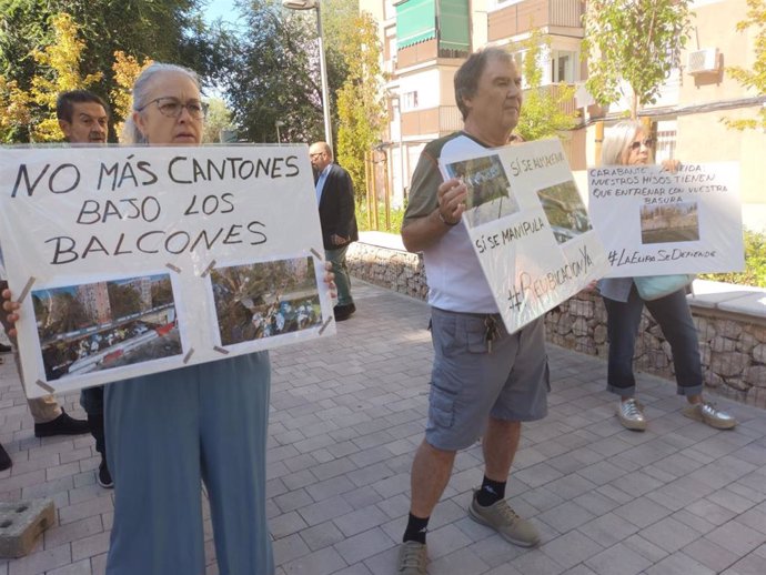 Archivo - Vecinos de La Elipa protestan por el cantón de limpieza