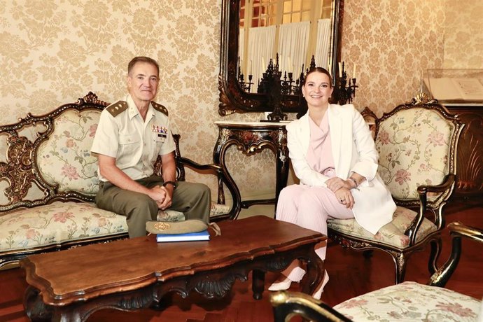 La presidenta del Govern, Marga Prohens, y el delegado de Defensa en Baleares, el coronel Jesús Lanza