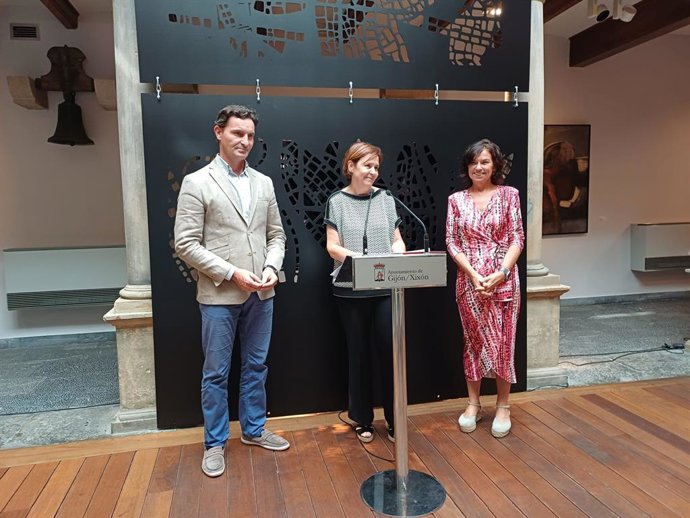 Rueda de prensa de la alcaldesa de Gijón, Carmen Moriyón (Foro), acompañada del concejal de Relaciones Institucionales, Jorge González-Palacios, y de la edil de Cultura, Montserrat López Moro, en la Casa Natal de Jovellanos.