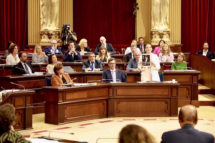 La presidenta del Govern, Marga Prohens, muestra una foto de Josu Ternera en el pleno del Parlament