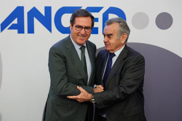 El presidente de la CEOE, Antonio Garamendi, y el presidente de Anged, Alfonso Merry del Val, durante la asamblea anual de ANGED 