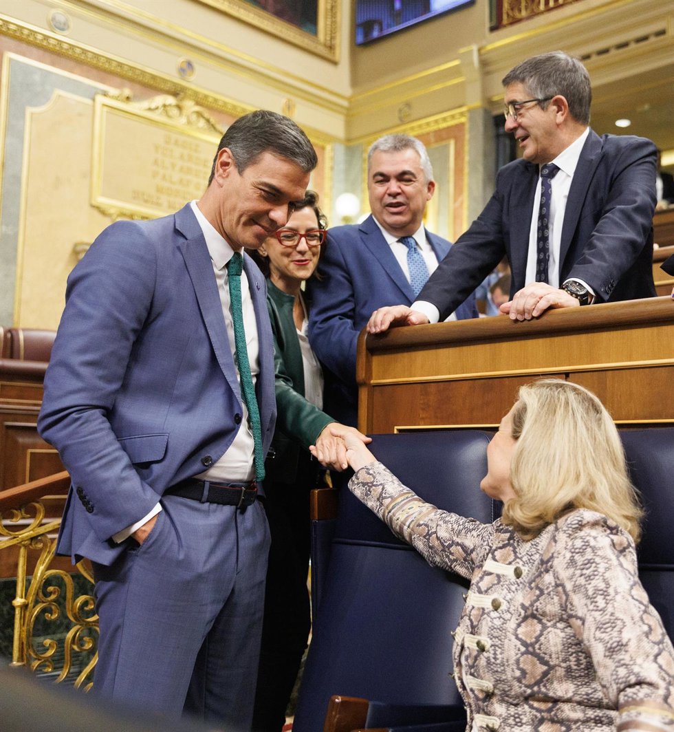 El presidente del Gobierno en funciones, Pedro Sánchez (1i), y la vicepresidenta primera y ministra de Economía y Transformación Digital en funciones, Nadia Calviño junto al portavoz socialista Patxi López.