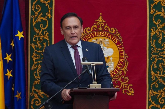 El consejero de Universidad,  Investigación e Innovación, José Carlos Gómez Villamandos, durante la clausura del 'I Foro sobre Inteligencia Artificial y Sostenibilidad'.