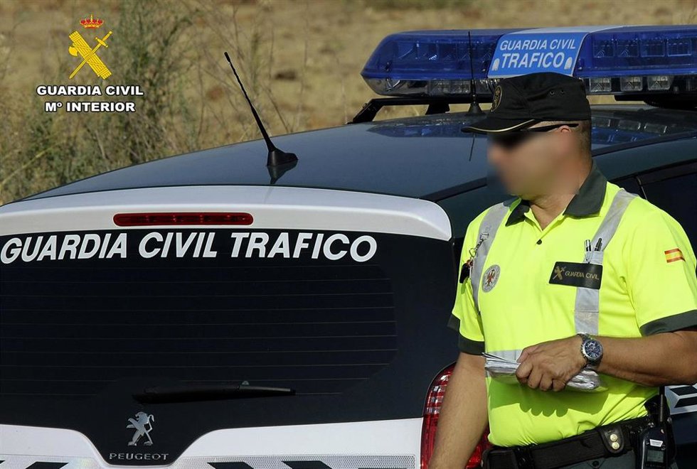 Archivo - Agente de la Guardia Civil de Tráfico. Archivo.