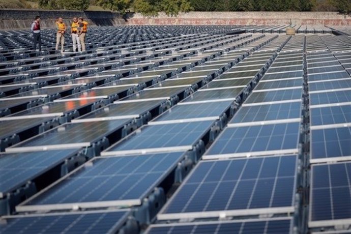 La primera instalación fotovoltaica flotante de la región cuenta con más de 3.700 paneles en Torrelaguna