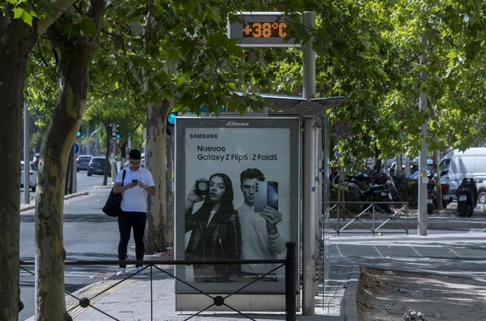 Archivo - El termómetro de una parada de autobús marca 38  C, a 21 de agosto de 2023, en Madrid (España). 