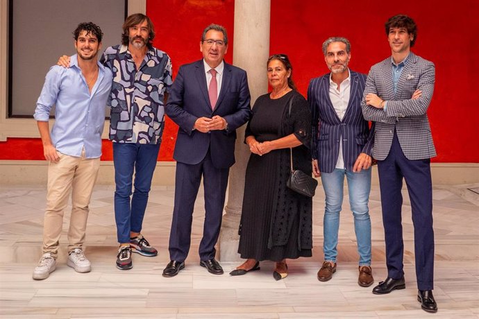 El presidente de la Fundación Cajasol, Antonio Pulido (3i) acompañado por el coordinador artístico del ciclo, Manuel Lombo (d) y los artistas Pedro el Granaíno (2d) y Aurora Vargas en la presentación de la nueva edición de los Jueves Flamencos