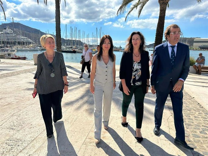 La presidenta de la APA, Rosario Soto, y la alcaldesa de Almería, María del Mar Vázquez, visitan el Puerto de Cartagena junto con la edil de Urbanismo de Almería, Eloísa Cabrera, y el vicepresidente del Puerto de Cartagena, Pedro Pablo Hernández.