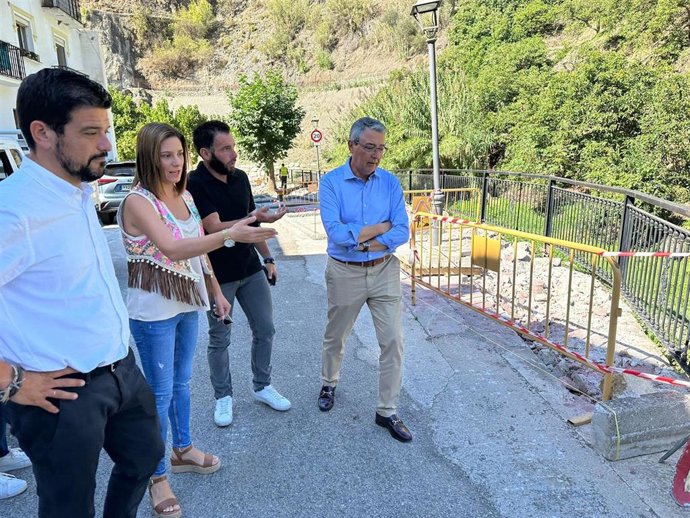 La Diputación amplía el recorrido del sendero fluvial SL A-277, en Árchez, que conforma la Ruta de los Molinos --uniendo esta localidad con Canillas de Albaida--, en la margen derecha del río Turvilla y que ha supuesto una inversión de casi 200.000 euro