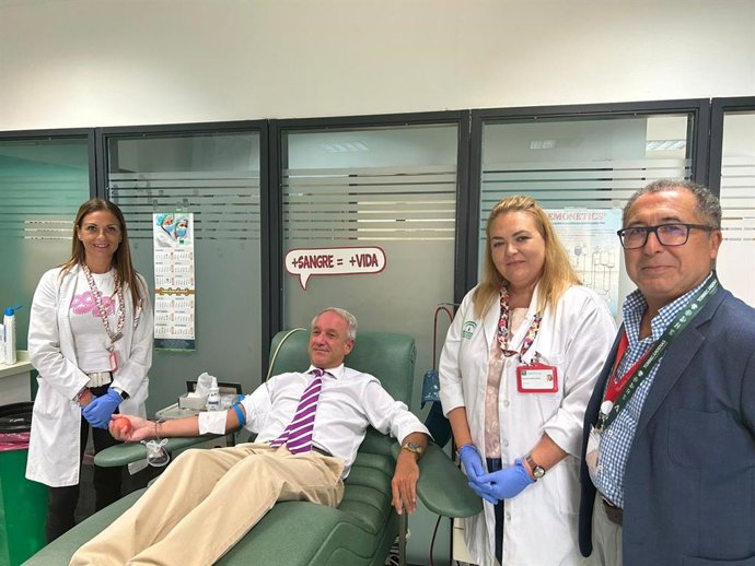 El gerente del SAS, Diego Vargas, dona sangre en Almería.