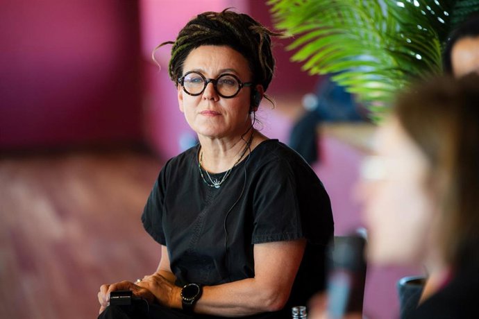 La escritora polaca y Premio Nobel de literatura 2018 Olga Tokarczuk durante una rueda de prensa, a 26 de junio de 2023, en Barcelona, Catalunya (España). 