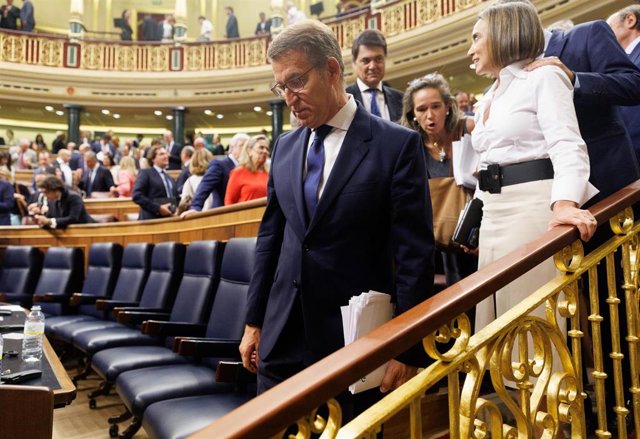 El líder del PP y candidato a la Presidencia del Gobierno, Alberto Núñez Feijóo (1i), durante la primera sesión del debate de investidura 