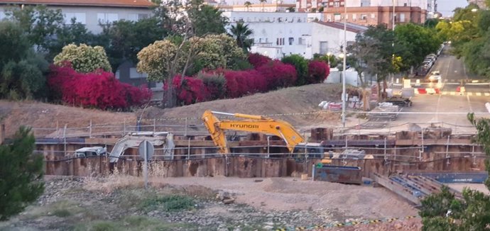 Archivo - Imagen de archivo de las obras que se están acometiendo por el nuevo colector emisario de Puerto Sevilla.