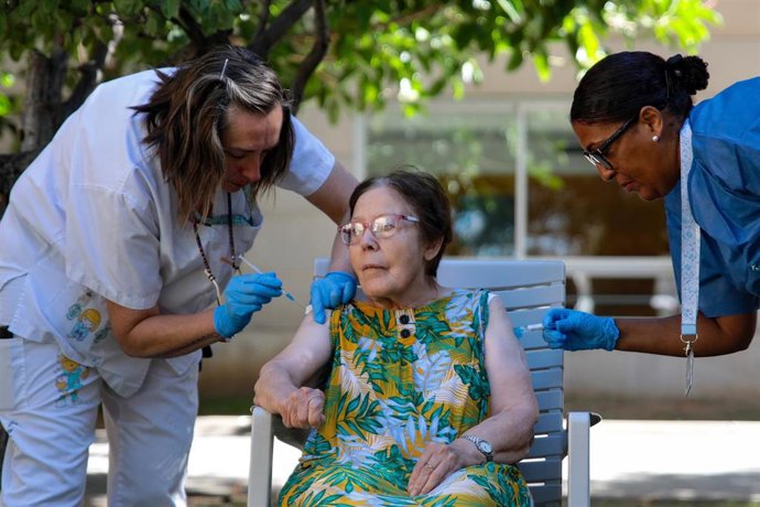 Inicio de la campaña de vacunación de Covid-19 y gripe en la residencia Feixa Llarga Laia González de L'Hospitalet de Llobregat (Barcelona)