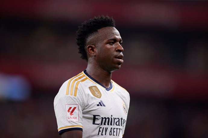 Archivo - Vinicius Junior 'Vini Jr' of Real Madrid CF looks on during the LaLiga EA Sports match between Athletic Club and Real Madrid CF at San Mames on August 12, 2023, in Bilbao, Spain.