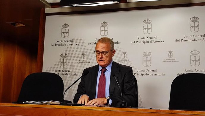 Archivo - El portavoz del PP en la Junta General, Diego Canga, en rueda de prensa.