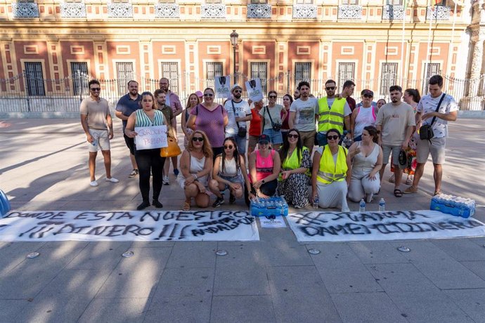 Archivo - Concentración ante el Palacio de San Telmo para exigir a la Junta la ejecución de los pagos de la ayuda del Bono Joven del Alquiler, archivo 