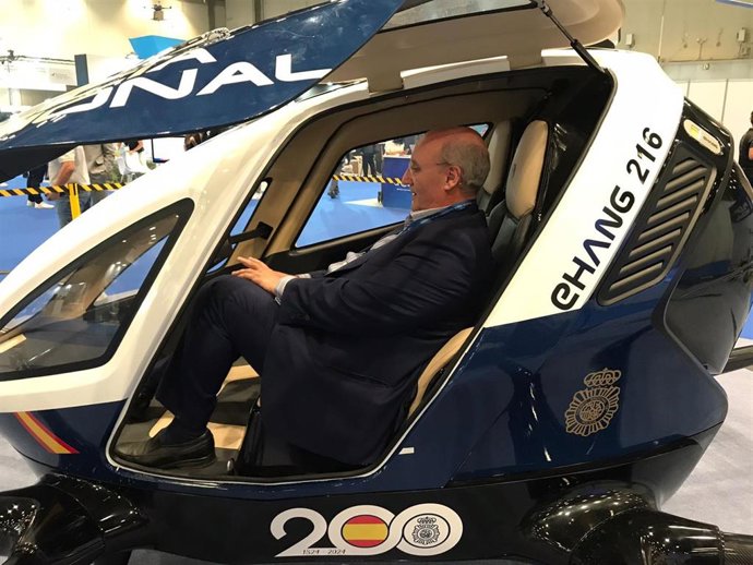 El director general de Transportes del Gobierno de Aragón, Miguel Ángel Anía, en Expodrónica.