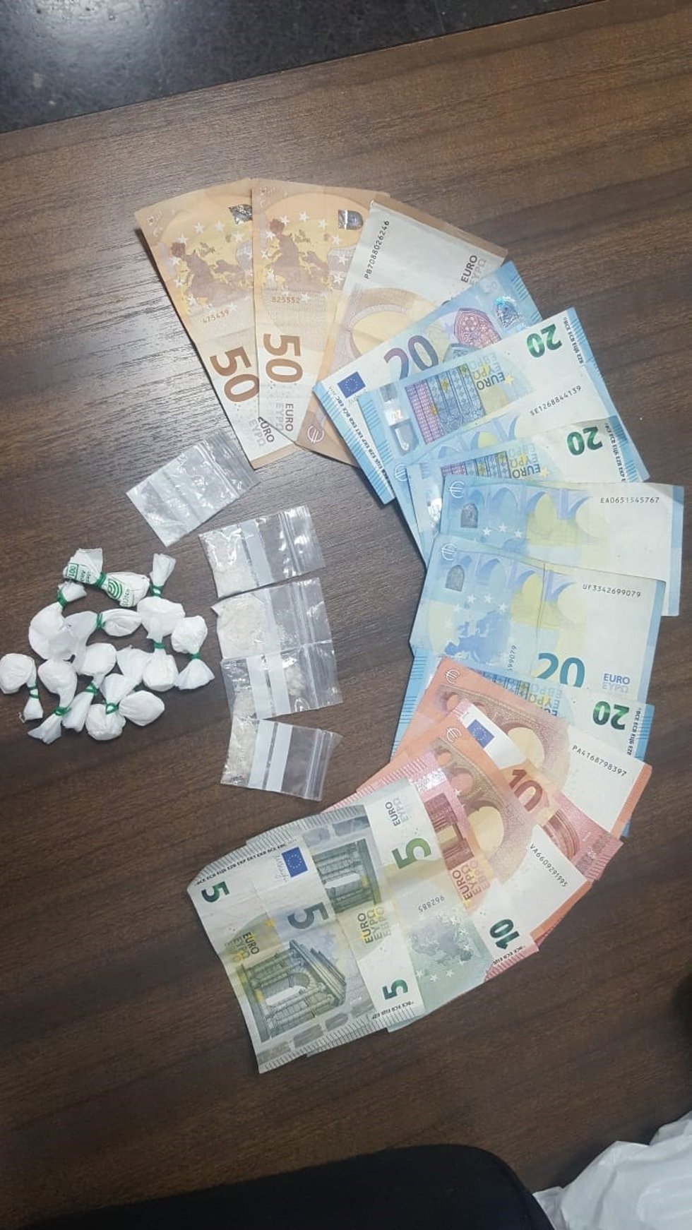 Archivo - Imagen de archivo de droga y dinero intervenidos por la Policía Nacional 